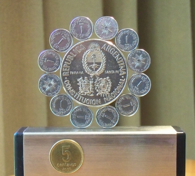 image:    rosa / mandala dodecagonal erecta de monedas (centro:  5 pesos 1994 Argentina, anillo: Uruguay 1 peso 1989) 